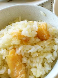 炊飯器にお任せの鮭ハラスの炊き込みご飯-レシピのメイン写真