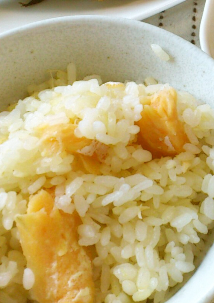炊飯器にお任せの鮭ハラスの炊き込みご飯-レシピのメイン写真