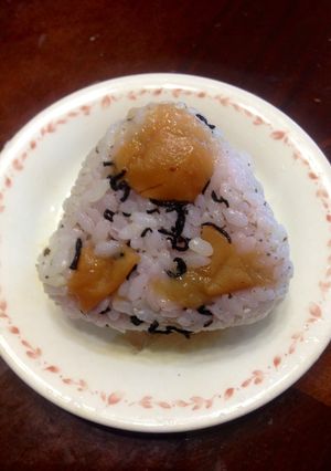 梅ひじきおにぎり-レシピのメイン写真