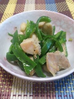 簡単☆ピーマンと鶏ももの塩麹炒め-レシピのメイン写真