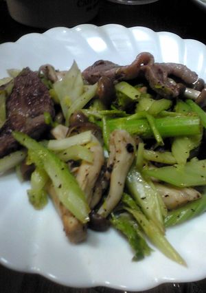 セロリと牛肉の炒め物-レシピのメイン写真