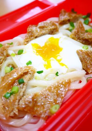 夏はレンジで♪汁なし☆月見きつねうどん-レシピのメイン写真