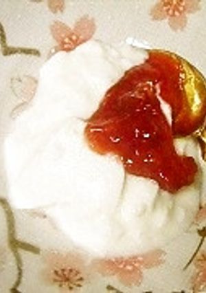 水切りヨーグルトのすももジャム添え-レシピのメイン写真