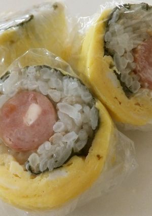 卵で包んだウィンナーおにぎり-レシピのメイン写真