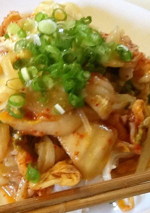 甘い玉ねぎとキムチの辛さが絶妙な丼-レシピのメイン写真