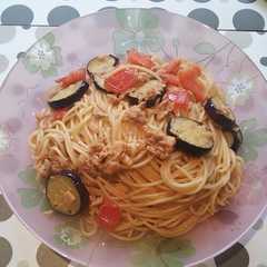 รูปของ ナスとツナとトマトのオリーブオイルパスタ