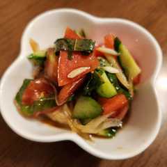 A picture of トマトと香味野菜のサラダ.