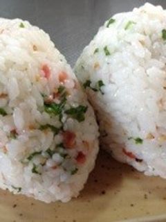 夏にサッパリ!大葉と梅のおにぎり-レシピのメイン写真