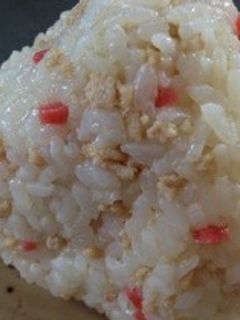 鶏そぼろと紅生姜のおにぎり-レシピのメイン写真