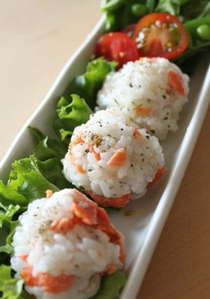 鮭とクリームチーズのバジルおにぎり-レシピのメイン写真