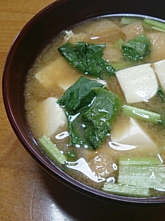 美味しい!小松菜と油揚げと豆腐のお味噌汁-レシピのメイン写真