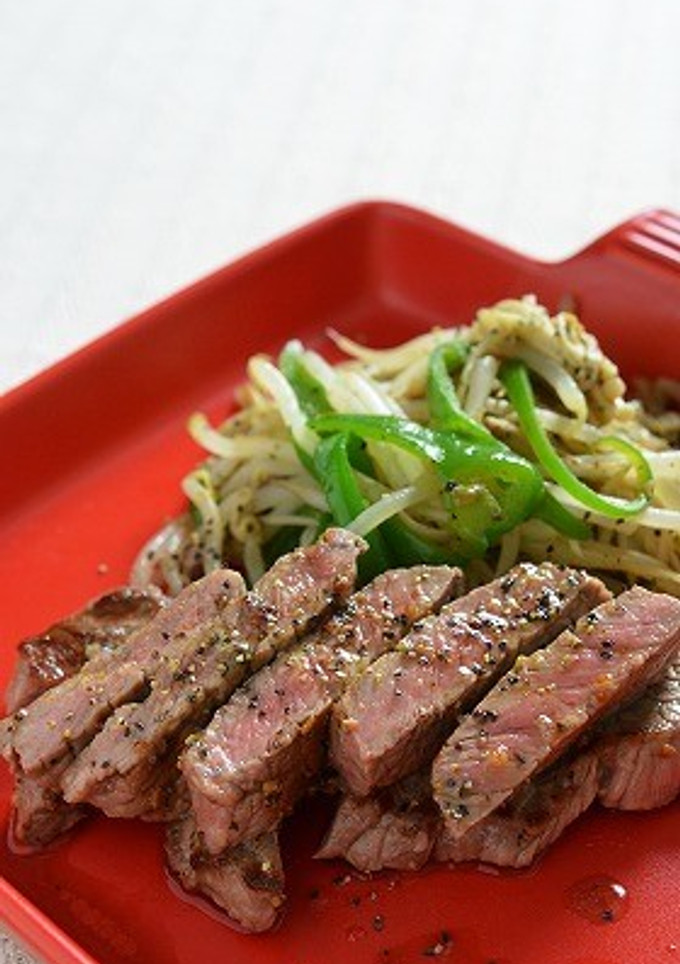安いステーキ肉が簡単に絶品もやし炒め添え-レシピのメイン写真