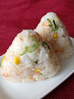 焼き鮭で簡単♪絶品コーンおにぎり♡-レシピのメイン写真