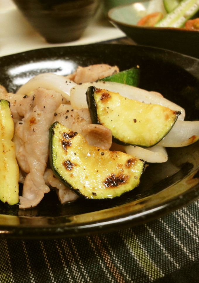 簡単☆ズッキーニと豚肉の塩炒め-レシピのメイン写真