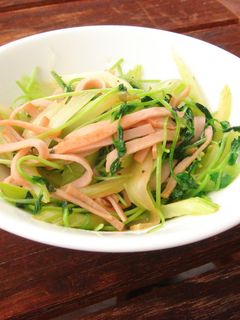ちゃちゃっと簡単♪豆苗とセロリの炒め物-レシピのメイン写真