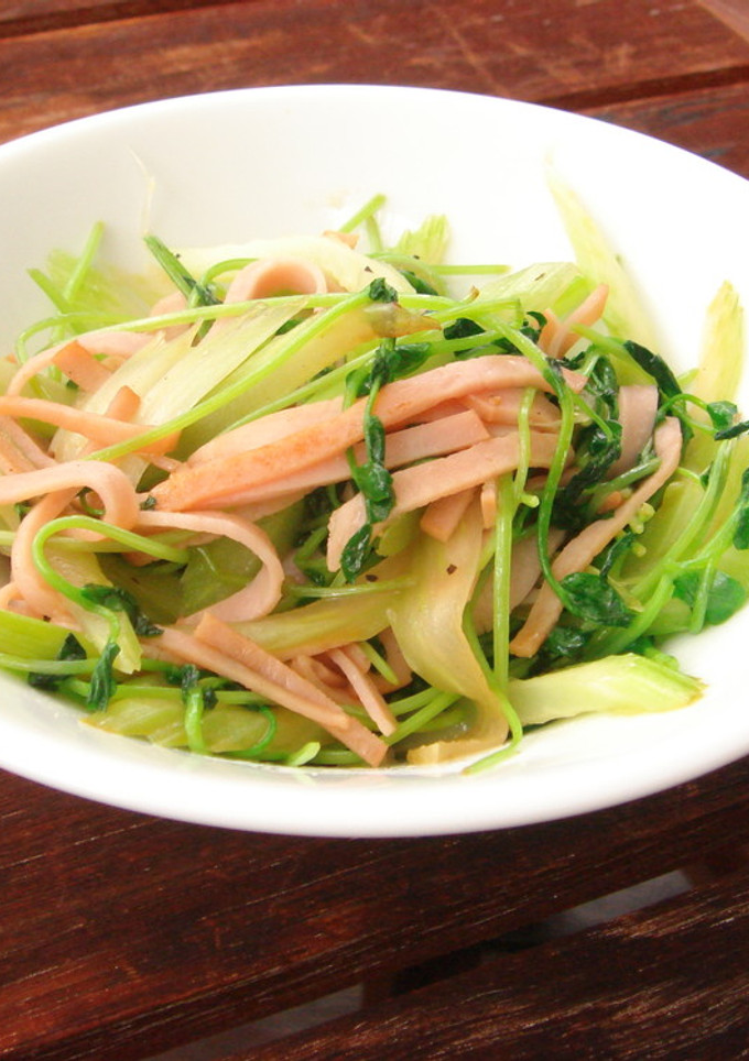 ちゃちゃっと簡単♪豆苗とセロリの炒め物-レシピのメイン写真