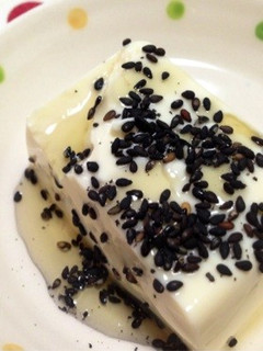 簡単お手軽スイーツ♩豆腐の黒胡麻蜂蜜がけ-レシピのメイン写真