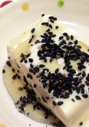 簡単お手軽スイーツ♩豆腐の黒胡麻蜂蜜がけ-レシピのメイン写真