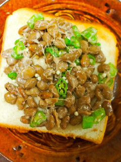 簡単すぎる納豆とオクラのトースト-レシピのメイン写真