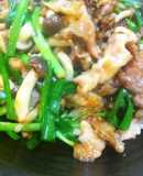 豚コマ切れ肉で☆きのことニラの辛味噌炒め