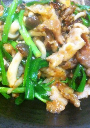 豚コマ切れ肉で☆きのことニラの辛味噌炒め-レシピのメイン写真