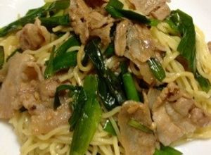 生中華麺・にら・豚バラ肉で☆焼きラーメン-レシピのメイン写真