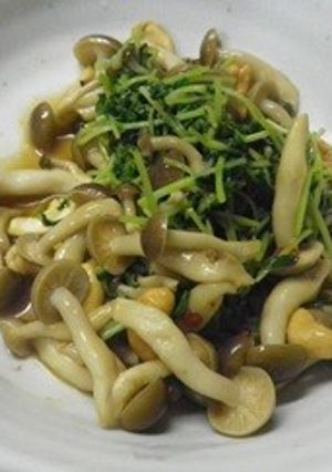 カシューナッツと豆苗としめじの炒め物-レシピのメイン写真