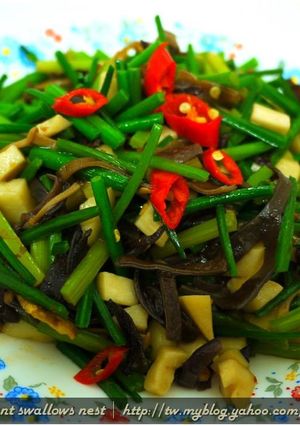 麻辣黑菇醬炒韭菜．柯媽媽の植物燕窩-レシピのメイン写真