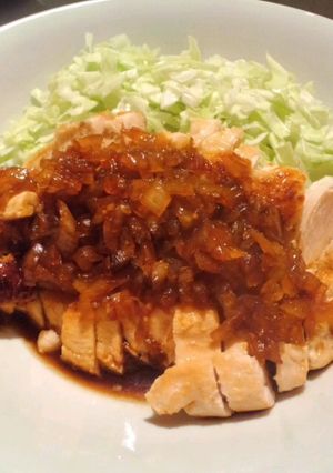 玉ねぎソースで格別♪鶏むね肉でステーキ-レシピのメイン写真