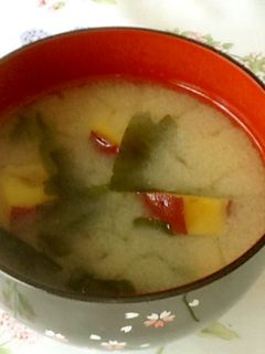 ほっこり温まる♡さつま芋とわかめの味噌汁-レシピのメイン写真