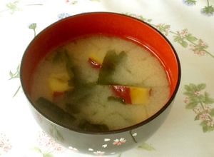 ほっこり温まる♡さつま芋とわかめの味噌汁-レシピのメイン写真
