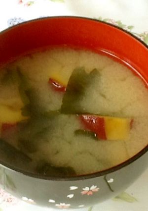 ほっこり温まる♡さつま芋とわかめの味噌汁-レシピのメイン写真