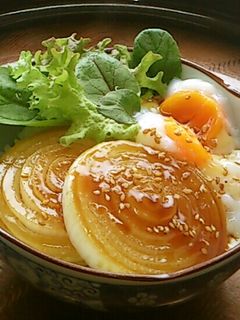ランチにプチ丼★新玉ねぎ・温玉のっけ丼-レシピのメイン写真
