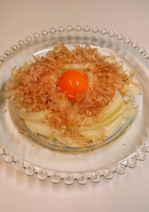 シンプル♪玉ねぎサラダ卵黄のせ～-レシピのメイン写真