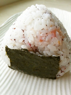 おにぎり:ゆかり梅鰹-レシピのメイン写真
