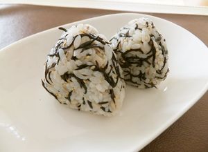 栄養豊富✿ひじきと胡麻のおにぎり-レシピのメイン写真