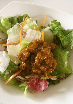 たっぷり肉みそのせ！おもてなしデリサラダ-レシピのメイン写真