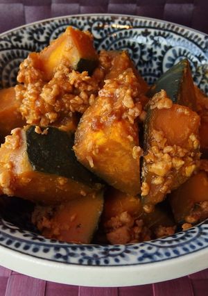 シュガーカットで胸肉叩きそぼろ・南瓜煮物-レシピのメイン写真