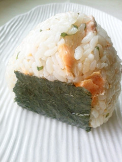 おにぎり:しそと焼き鮭-レシピのメイン写真