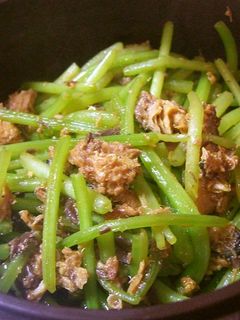 麺にご飯に♪鯖水煮缶と芋づるのカレー炒め-レシピのメイン写真
