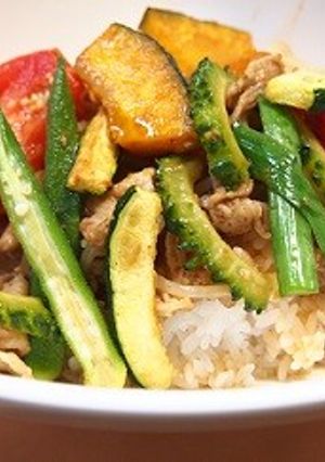 カフェ風☆ガーリック風味のスパイシー丼-レシピのメイン写真