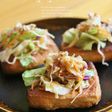 焼き油揚げにon♪たまねぎドレ和えサラダ