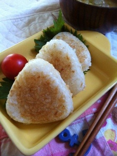 桜えびとチーズで♪うまうま焼きおにぎり♡-レシピのメイン写真