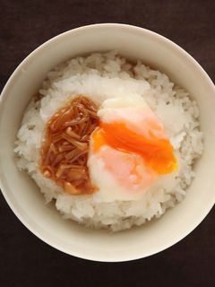 なめたけのせただけ温玉丼 CanCam-レシピのメイン写真