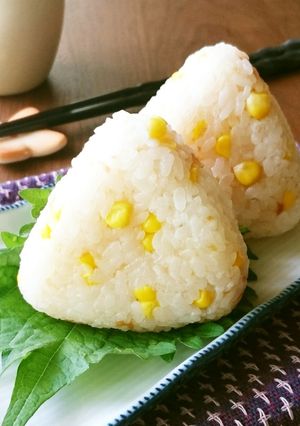 クエン酸効果がマル！コーンと梅のおにぎり-レシピのメイン写真
