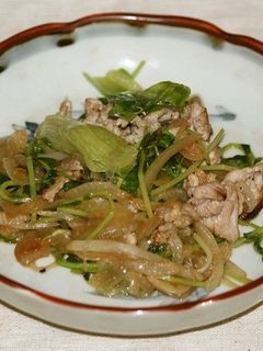 簡単な豚肉、豆苗、玉葱の炒め物-レシピのメイン写真