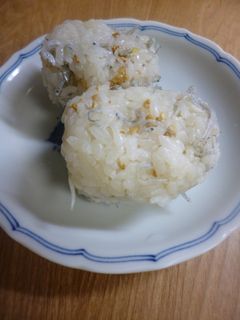 梅とちりめんじゃこのおにぎり-レシピのメイン写真