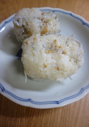 梅とちりめんじゃこのおにぎり-レシピのメイン写真