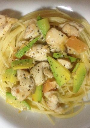 アボカドと鶏とトマトと茸のカペリーニ-レシピのメイン写真