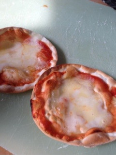 餃子の皮で 簡単ピザ-レシピのメイン写真